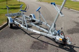 Enkelasser kielboottrailer Kalf Basic 1300-57 afmeting 620x210cm met een bruto laadvermogen van 1350kg (980 netto)