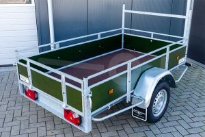 Power Trailer enkelasser aanhangwagen 200x132cm, laadbak met groene betonplex borden rondom, bruto laadvermogen 750kg ongeremd
