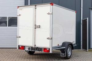 Achterzijde met twee achterdeuren voorzien van containersluiting op de Power Trailer geremde enkelasser gesloten aanhangwagen 257x157x188 cm met een bruto laadvermogen van 1000 kg