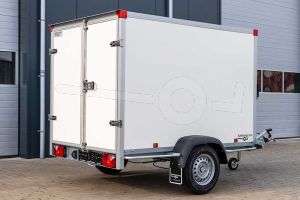 Achter zijaanzicht van de Power Trailer gesloten enkelas aanhangwagen 257x157x150 cm met een bruto laadvermogen van 1350 kg