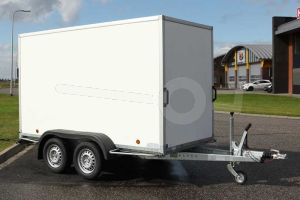 Tandemas gesloten aanhangwagen, merk Power Trailer, afmeting 307x150x188cm, bruto laadvermogen 750kg geremd