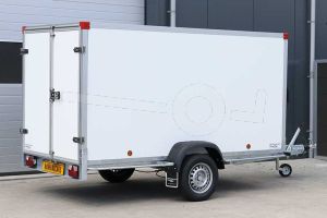 Power Trailer geremde enkelasser gesloten aanhangwagen 307x157x150 cm met een bruto laadvermogen van 1350 kg
