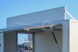 Optioneel neerklapbaar reclamepaneel voor Power Trailer verkoopwagen met een lengte tot en met 307 cm