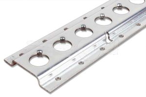 Rail voor bevestiging in gesloten aanhangwagen ten behoeve van lading vastzet systeem