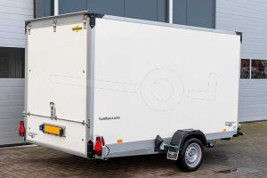 Humbaur handmatig hydraulisch zakbare gesloten aanhangwagen 310x177x180cm (lxbxh), HKT 183117-18P, Bruto 1800kg (1139kg netto), Witte 14mm plywoodpanelen, Opgaande achterklep, Vloerhoogte 42cm, Banden 195/50R13, Enkelas geremd