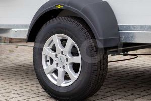 Optionele lichtmetalen velgen op Humbaur HKPA enkelasser gesloten aanhangwagen