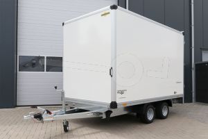 Vooraanzicht van de Humbaur HKN 253218-20PF30 tandemas gesloten aanhangwagen plateau met wielen onder de bak