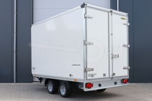 Achteraanzicht Humbaur HKN 253221-20PF30 gesloten aanhangwagen met 10 inch wielen onder de bak en verlaagde laadvloerhoogte van 62cm