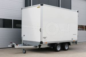 Voorzijde Humbaur HKN 303218-20PF30 verlaagde gesloten plateau aanhangwagen 318x173x188 cm met bruto laadvermogen 3000 kg en 62 cm laadvloerhoogte