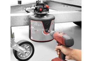 Ombouwset om bestaande handpomp van Humbaur HUK kipper te vervangen door een Flex-E-pomp waardoor de bak ook m.b.v. een accboormachine kan worden gekiept