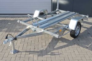 Motortrailer Blyss voor 1 motor, 211x129 (lxb bak), 750kg bruto (591 netto) laadvloerhoogte 53cm, vlakke vloer met Rijgoot, banden 13", enkelas