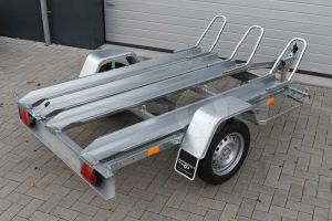 Motortrailer Blyss voor 3 motoren, 211x129 (lxb bak), 750kg bruto (574kg netto) laadvloerhoogte 53cm, vlakke vloer met Rijgoten, banden 13", enkelas