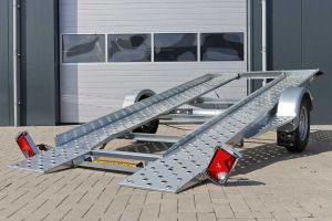 Blyss Daytona 1300 kantelbare autoambulance aanzicht rechter achterzijde met gekantelde laadvloer