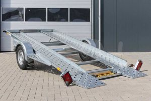 Linker achterzijde Blyss Daytona 1500 kantelbare autoambulance met gekantelde laadvloer