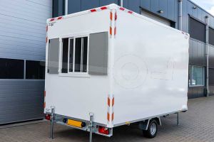 Achterzijde Blyss schaftwagen Basic met geopende luiken en geopend schuifraam