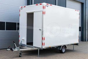 Blyss schaftwagen Compact, zonder inrichting, voorzien van elektra, 370x210x230cm (lxbxh) bruto 1350kg (615kg netto), wanden 24mm sandwich, 1 deur boven dissel, 195/50R10 banden, enkelas geremd