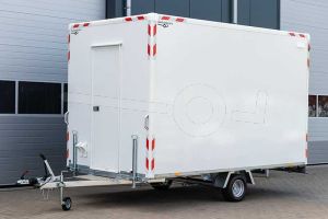 Blyss schaftwagen Comfort, met inrichting, voorzien van elektra, 370x210x230cm (lxbxh) bruto 1350kg (510kg netto), wanden 24mm sandwich, 1 deur boven dissel, 195/50R10 banden, enkelas geremd