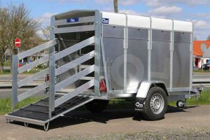Blyss veetrailer VT1326H. LxBxH 258x140x148cm. Bruto 1300kg (795kg netto). Enkelasser. Banden 185R14.
