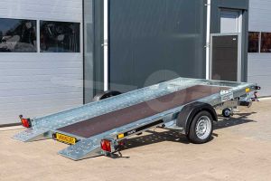 Martz enkelas kantelbare autoambulance met betonplex laadvloer achteraanzicht in gekantelde positie