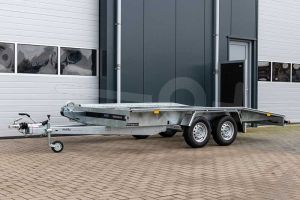 Zijaanzicht Martz autotransporter GT+450, Lxb 451x200cm, Bruto 2700kg (2100kg netto), Open laadvloer met stalen rijbanen (schuin aflopend aan achterzijde), Lvh ca 70cm, Oprijhoek circa 12&deg;, Tandemas geremd, Banden 14inch