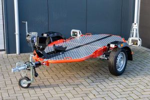 Cochet Uno verlaagbare motortrailer opvouwbaar met traanplaat laadvloer en oranje chassis                                                                                                                                                                      
