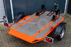 Cochet Duo verlaagbare motortrailer opvouwbaar, 235x137cm, bruto 750kg 506kg netto), laadvloerhoogte ca 45cm, kleur oranje, enkelas ongeremd, banden 165R14