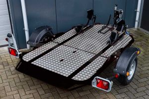 Cochet Duo verlaagbare motortrailer opvouwbaar, 235x137cm, bruto 750kg 506kg netto), laadvloerhoogte ca 45cm, kleur zwart, enkelas ongeremd, banden 155/80R13