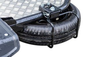 Reservewiel met houder gemonteerd op Cochet Uno motortrailer