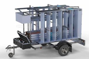 Afsluitbare steigeraanhanger 250 met Euroscaffold rolsteiger standaard, carbon vloeren, afmeting 135x250cm, werkhoogte 8,2m, voorzien van enkele voorloopleuning