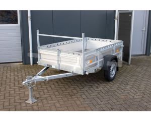 Aanhangwagen VDM, Lxb 258x150cm. Bruto 750kg bruto (570kg netto). Laadvloerhoogte circa 54cm. Aluminium borden met railing en voorrek. Banden 13". Enkelas ongeremd