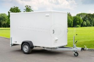 Blyss gesloten aanhangwagen (lxbxh) 255x134x150cm, model FS1326/150HL, Bruto 1300kg (805kg netto), Witte Sandwich panelen van 25mm, 2 achterdeuren, Vloerhoogte 50cm, Enkelas geremd, Banden 165R13
