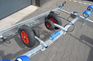 Set boeggeleiders gemonteerd bij een Vlemmix boottrailer