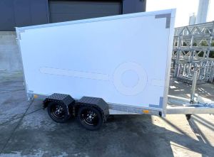 VDM gesloten aanhangwagen (lxbxh) 300x130x150cm, Bruto 2700kg (ca.2130kg netto), Witte PPL panelen, 2 achterdeuren, Vloerhoogte ca.55cm, Tandemas geremd, Banden 13"