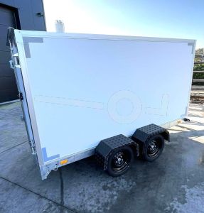 VDM gesloten aanhangwagen (lxbxh) 258x150x150cm, Bruto 2700kg (2224kg netto), Witte PPL panelen, 2 achterdeuren, Vloerhoogte ca.55cm, Tandemas geremd, Banden 13"