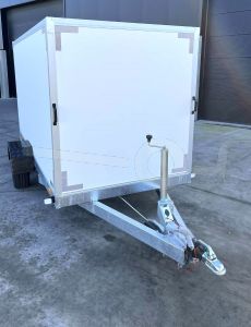 VDM gesloten aanhangwagen (lxbxh) 300x130x150cm,  Bruto 1500kg (1017kg netto), Witte PPL panelen, 2 achterdeuren, Vloerhoogte ca.55cm, Enkelas ongeremd, Banden 13"