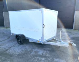 VDM gesloten aanhangwagen (lxbxh) 300x150x150cm,  Bruto 1500kg (983kg netto), Witte PPL panelen, 2 achterdeuren, Vloerhoogte ca.55cm, Enkelas ongeremd, Banden 13"