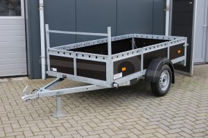 Aanhangwagen VDM, Lxb 258x130cm. Bruto 750kg bruto (570kg netto). Laadvloerhoogte circa 54cm. Bruin betonplex borden met railing en voorrek. Banden 13". Enkelas ongeremd