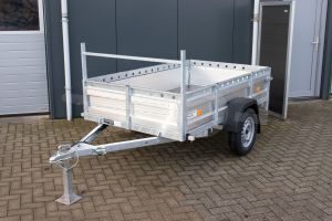 Aanhangwagen VDM, Lxb 200x130cm. Bruto 750kg bruto (579kg netto). Laadvloerhoogte circa 54cm. Aluminium borden met railing en voorrek. Banden 13". Enkelas ongeremd