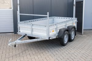 VDM aanhangwagen, Lxb 300x130cm. Bruto 750kg bruto (540kg netto). Laadvloerhoogte circa 54cm. Aluminium borden met railing en voorrek. Banden 13". Tandemas ongeremd