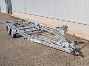 Kielboottrailer Kalf Serie 2700-83 V, 830x236cm (lxb), bruto 2700kg (2025 netto), met kielboot pakket, banden 14", tandemas