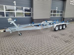 Vlemmix boottrailer, 780x220cm (lxb), bruto 3500kg (netto 2840kg), tridem (3 asssen van 1350kg) geremd.