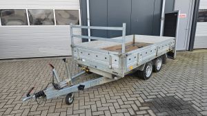 Achterwaartse kipper Martz, tandemas geremd, bruto 2700kg (netto 2022kg) met een laadbak van 305x153cm, 30cm alu borden, elektrische bediening.