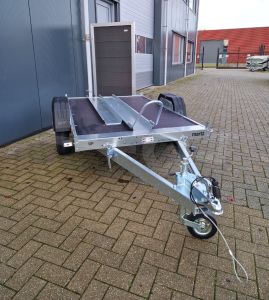 Martz motortrailer voor 1 motor, Dichte laadvloer, lxb 205x131cm, Bruto 750kg (607kg netto), Een rijgoot met &eacute;&eacute;n oprijplaat, Banden 155/70R13, Enkelas ongeremd