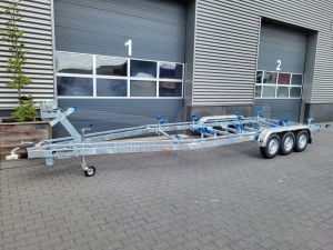 Vlemmix boottrailer, 840x255cm (lxb), bruto 3500kg (netto 2780kg), tridem (3 assen van 1500kg) geremd.