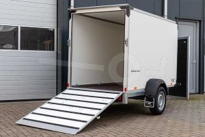 Enkelasser gesloten aahangwagen Humbaur HK 132513-15P &Uuml;FW met oprijklep.