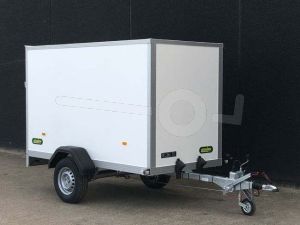 Unsinn gesloten aanhangwagen 255x128x153cm (lxbxh), WEB K 251215-13-13, Bruto 1300kg (935kg netto), Witte Plywood-panelen met PP toplaag, E&eacute;n achterdeur, Vloerhoogte 55cm, Banden 165 R13, Enkelas geremd.