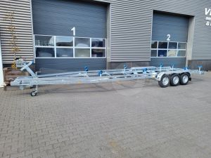Vlemmix boottrailer, 1000x255cm (lxb), bruto 3500kg (netto 2700kg), tridem (3 assen van 1500kg) geremd.
