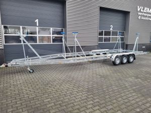 Zeilboottrailer Vlemmix, 1000x255cm (lxb), bruto 3500kg (netto 2750kg), tridem (3 assen van 1350kg) geremd.