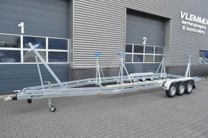 Zeilboottrailer Vlemmix, 840x255cm (lxb), bruto 3500kg (netto 2840kg), tridem (3 assen van 1350kg) geremd.
