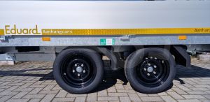 Zwarte velg met band 195/50R13 ET30